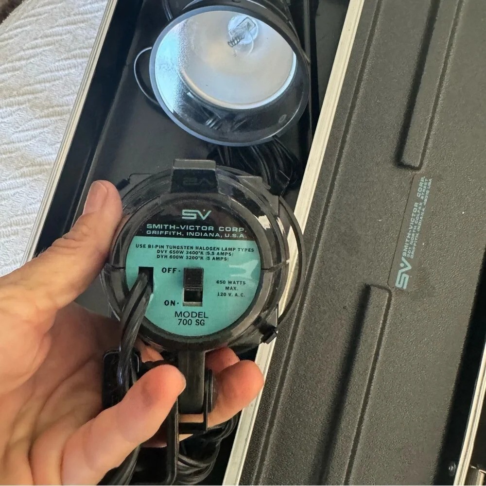 Smith-Victor SV portable "Attache" complete Location or studio Lighting Kit