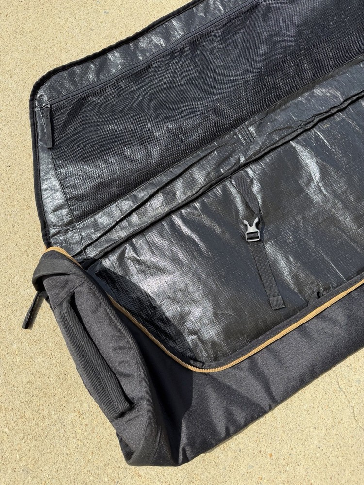 Thule Roundtrip Ski/Snowboard Polyester Bag Black with Shoulder Strap Excellent
