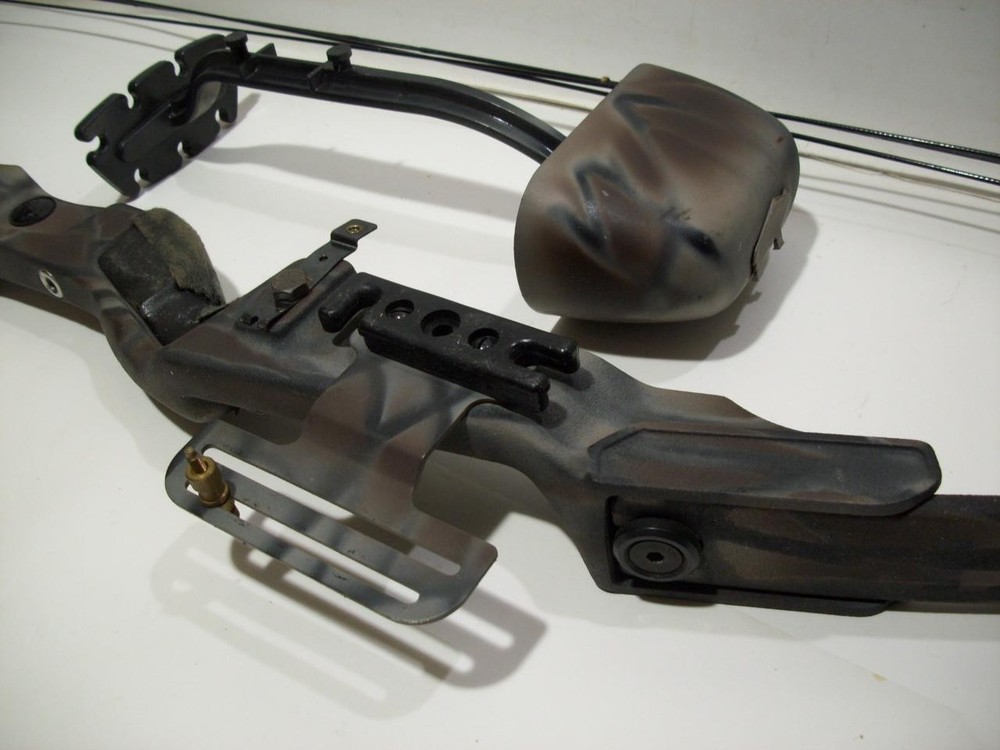 Vtg BEAR ARCHERY BLACK BEAR RT HAND COMPOUND BOW w/SIGHT & QUIVER