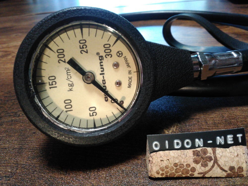 Vintage nihon aqua-lung single gauge.