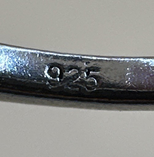 Elegant 925 Sterling Silver Sparkling Stones Ring / Size 7