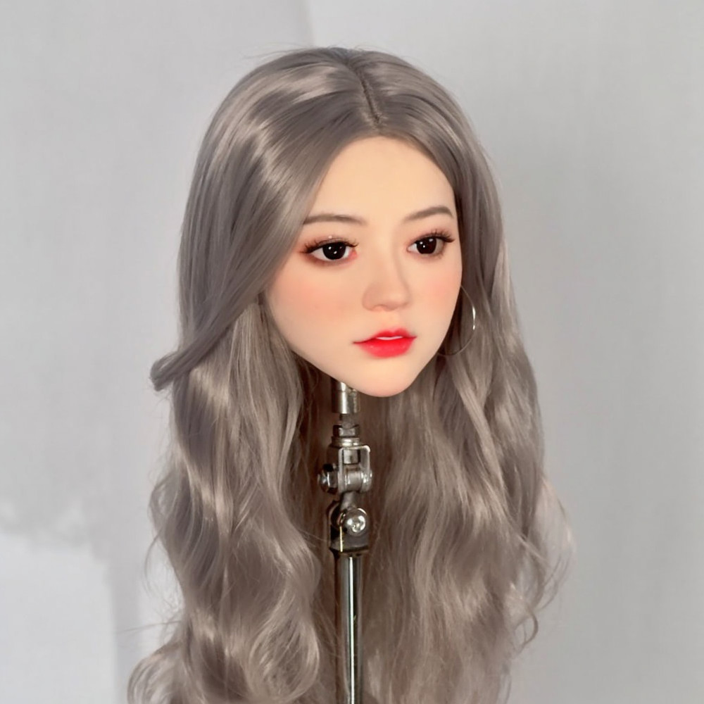 An open-mouthed TPE headmodel makeup and styling practice tool