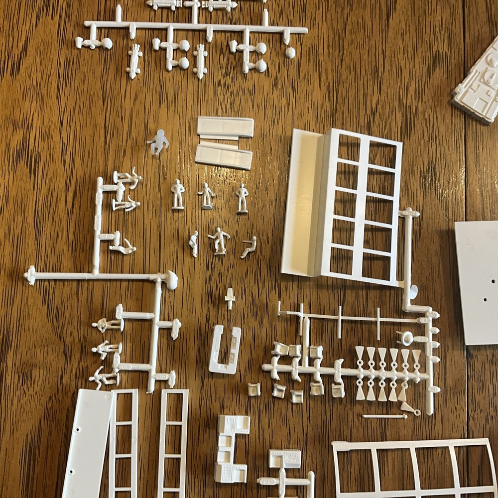 Vintage MPC 1976 Space:1999 Alpha Moon Base STARTED / COMPLETE