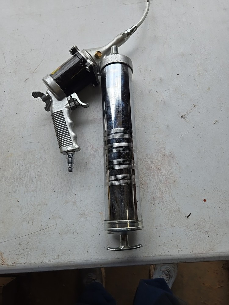 Air Grease Gun. By Central Pneumatic