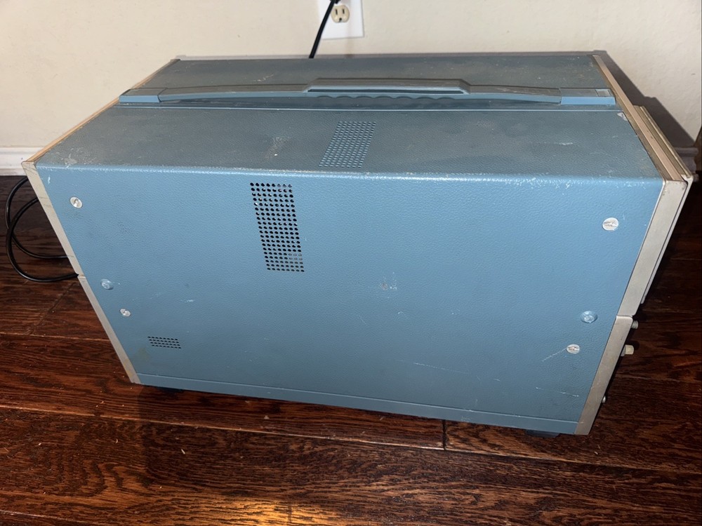 Tektronix 7704A Analog Oscilloscope System (powers On) Un-tested