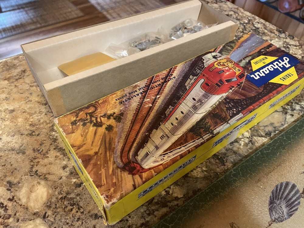 Ho Diesel Train Engine Powered B Unit / Old Stock