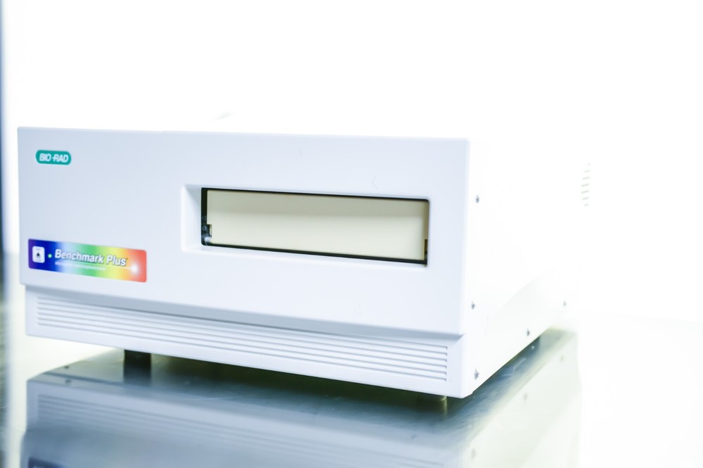 Bio-Rad Benchmark Plus Microplate Reader Spectrophotometer