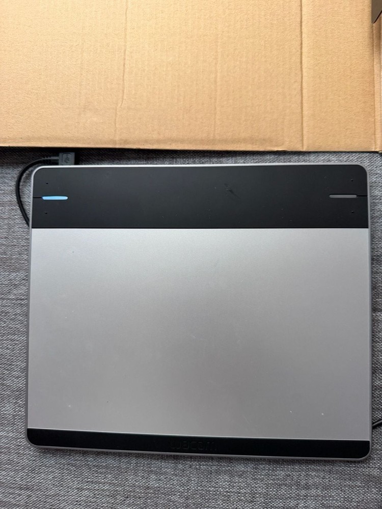 Wacom Intuos Pen & Touch Small Graphics Tablet CTH-480