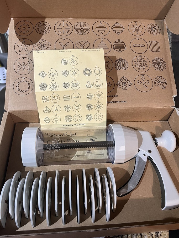 The Pampered Chef 1525 Cookie Press with 16 Discs - White