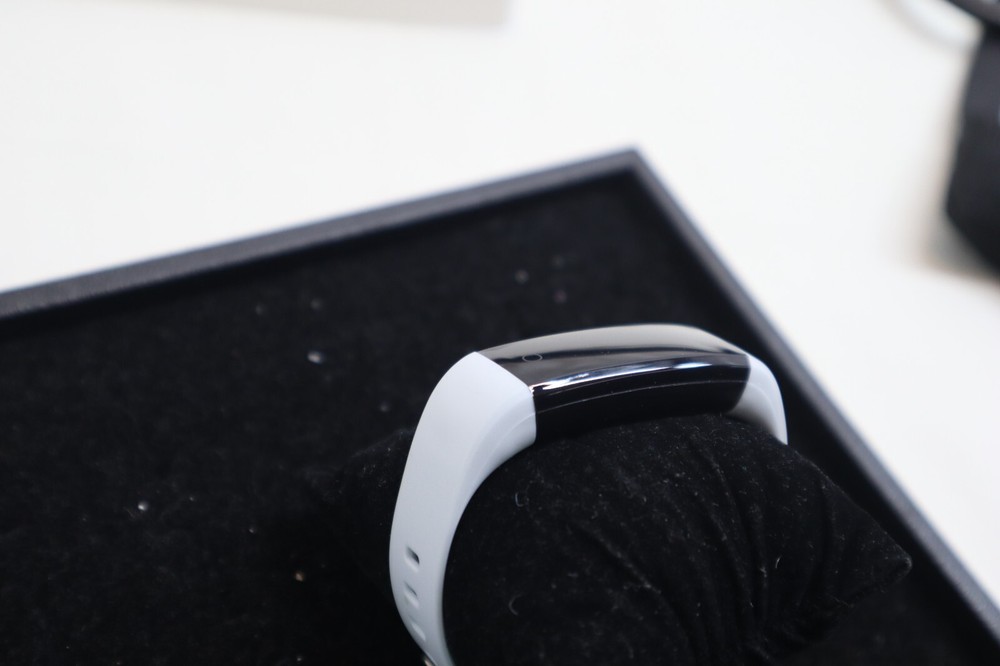 GRV FITNESS TRACKER - WHITE ***