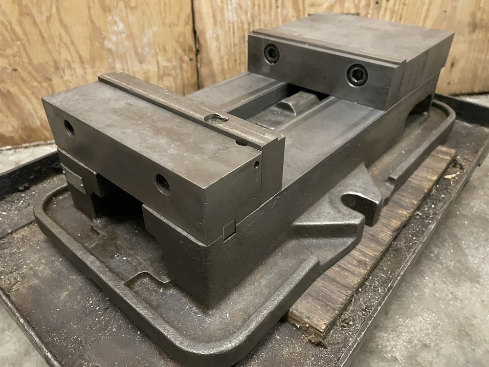 KURT 8" VISE D80