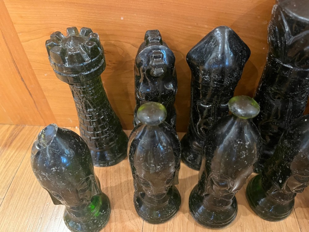 Complete 32-piece Duncan Mold Solid Plastic Chess Set