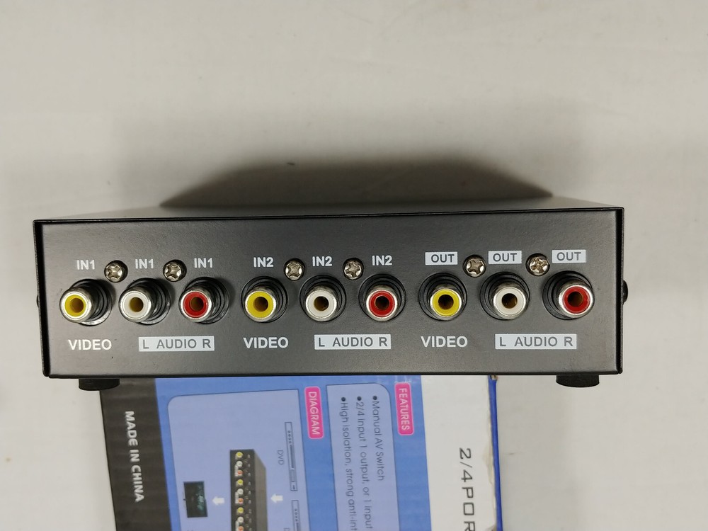 Duttek 2/ 4 Port Video Audio Switch