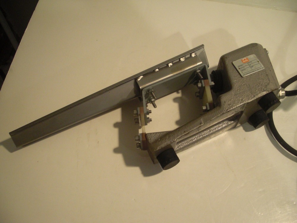 EX COND Eriez Magnetics Model 6C Electromagnetic Vibratory Feeder w/Controller