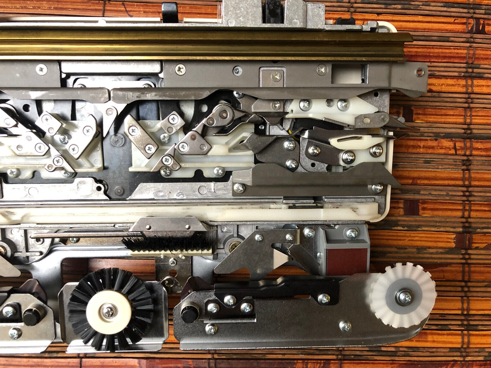 STUDIO MOD 560L KNITTING MACHINE CARIAGE ONLY, NO ATTACHMENTS