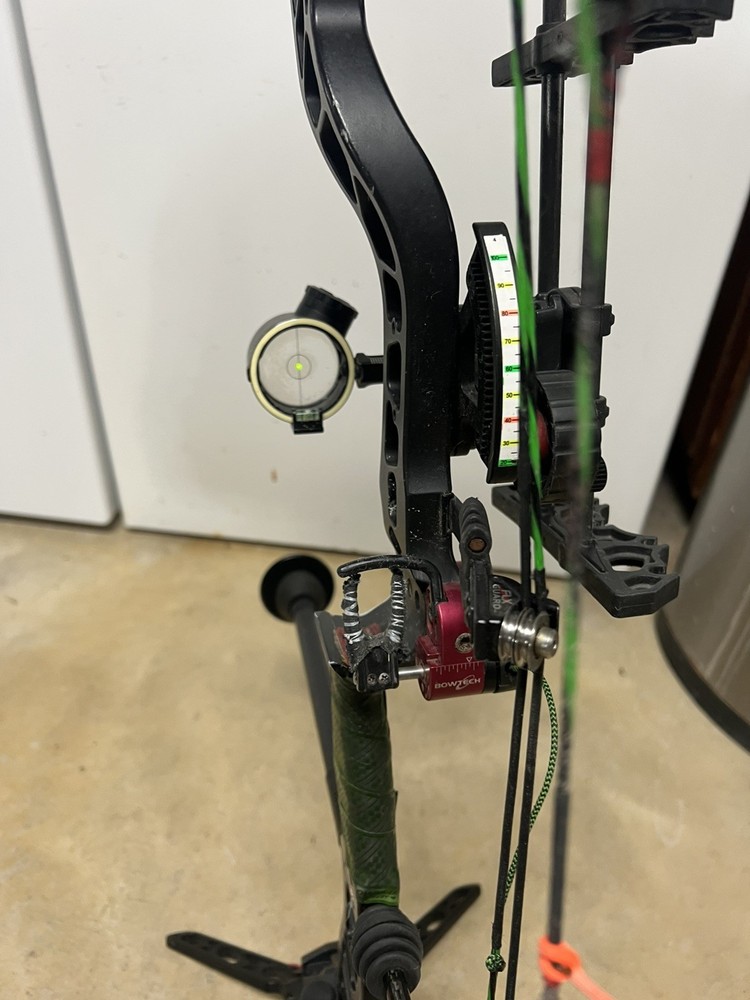 Bowtech Insanity CPXL Compound Bow Right Hand 70lb Pull 35” Accessories