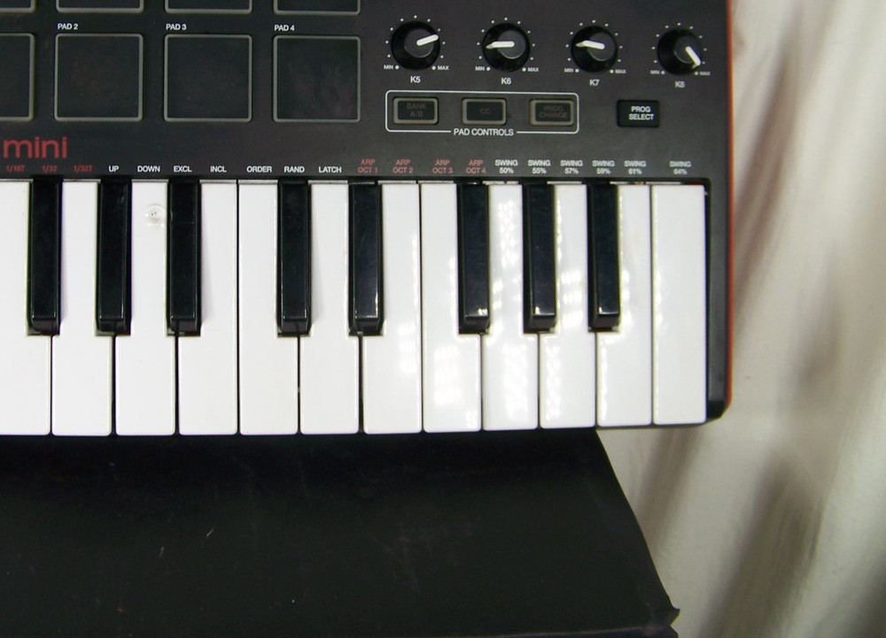Akai MPK mini professional keyboard NEEDS WORK