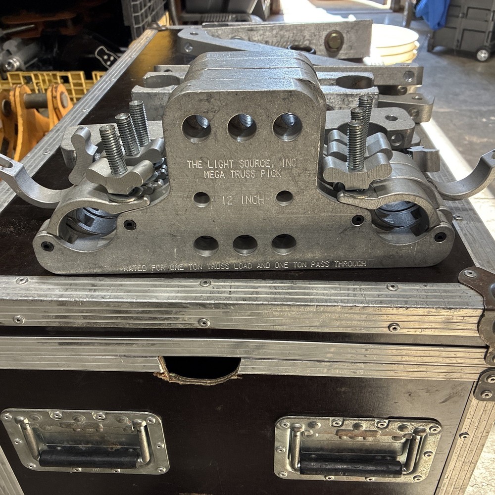 The Light Source Mega-Truss Pick for 12 Truss, Silver