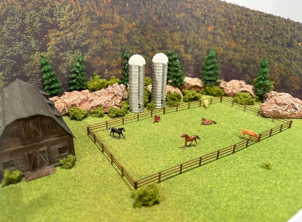 N Scale Weathered Barn Set