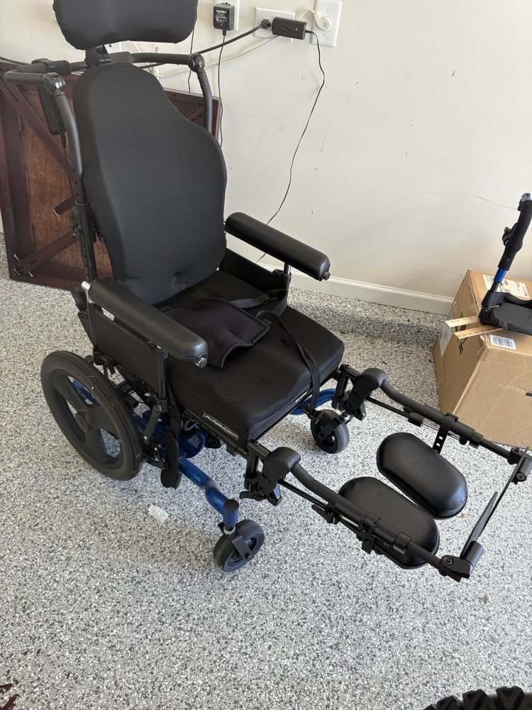 Kit Mobility Focus CR electric Wheelchair w/ Headrest, Elevating legs.