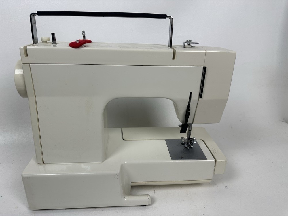 White Vintage Sewing Machine Model 1477