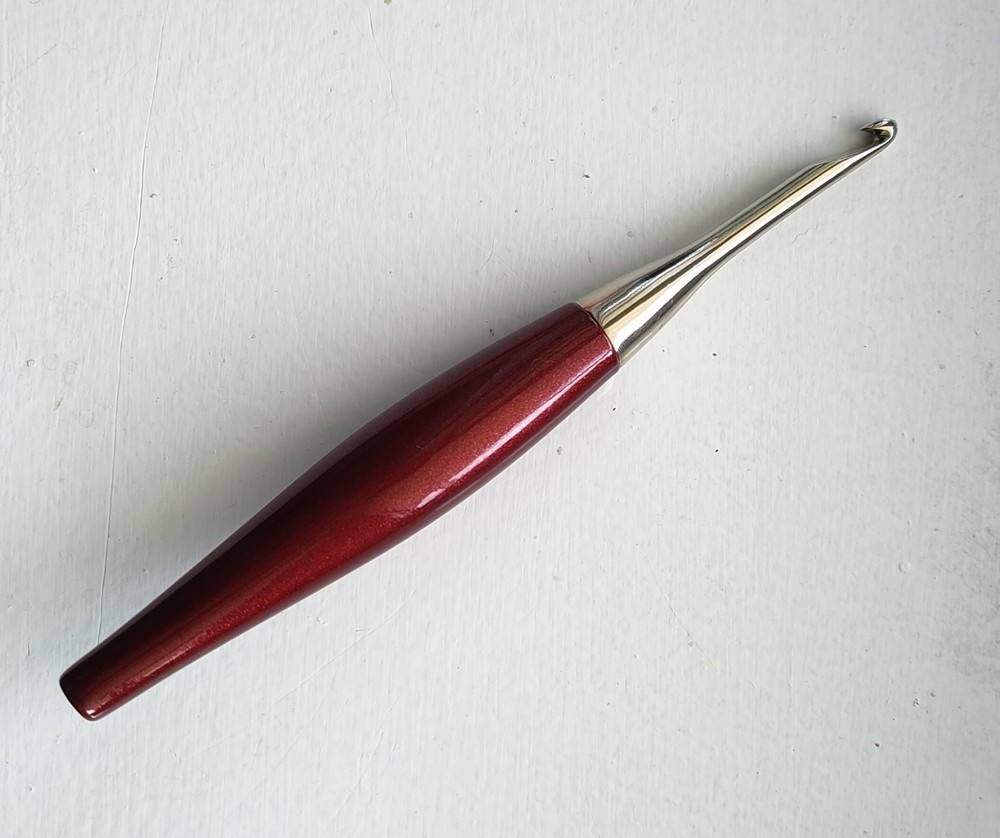 Furls Odyssey Crochet Hook Red Size H/5mm