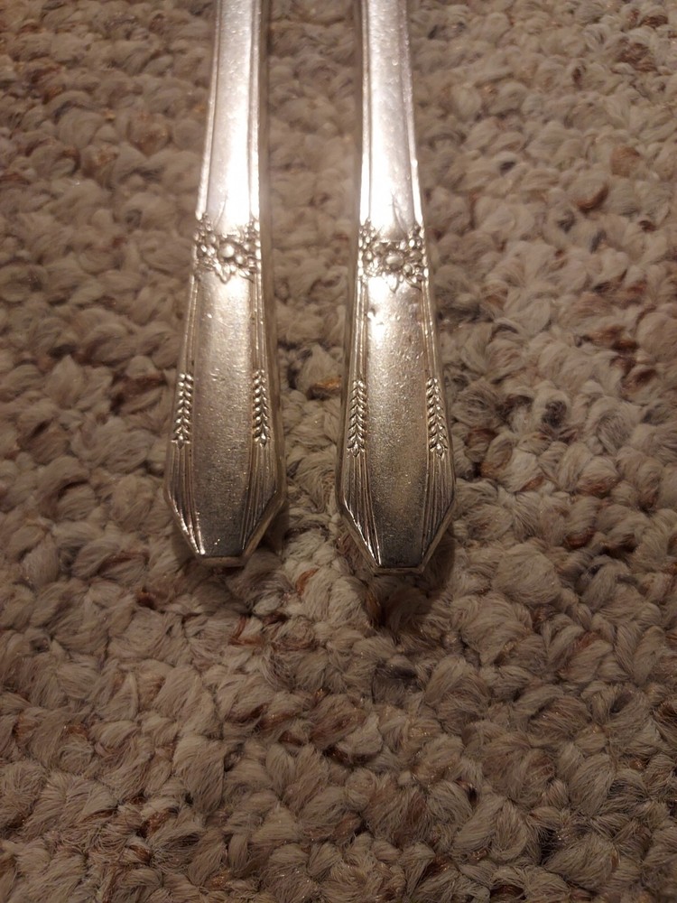 2 Dinner Knives HIAWATHA Silverplate