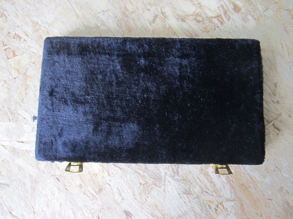 Small hanging scale (with weights) in carrying case