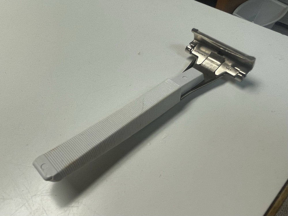 Schick injector Razor w/ Case & Refill