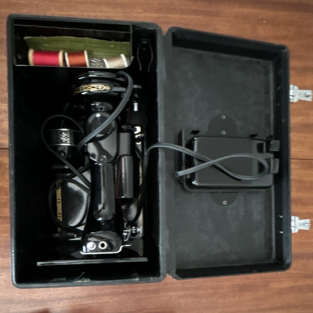 SINGER 221 Featherweight Vintage Sewing Machine + Case & Accessories, Complete
