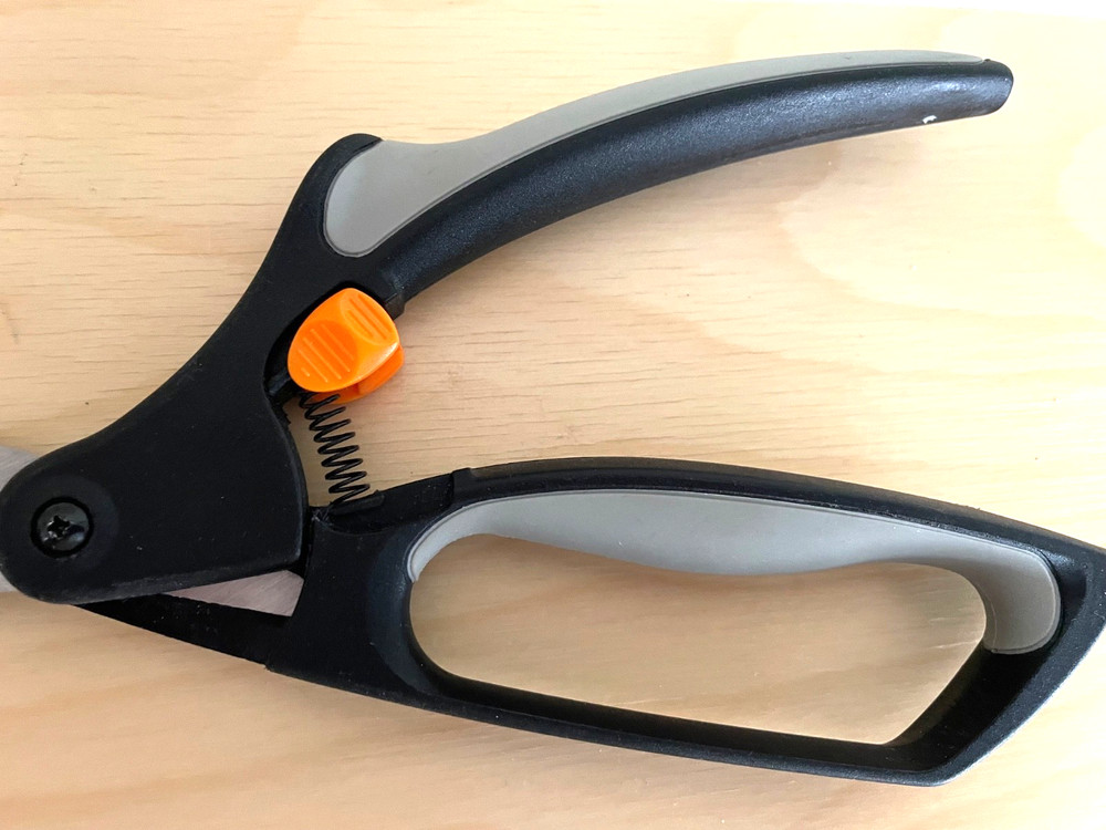 FISKARS Gentle Spring Assist Sewing Scissors Softouch Grip Locking Shears EUC