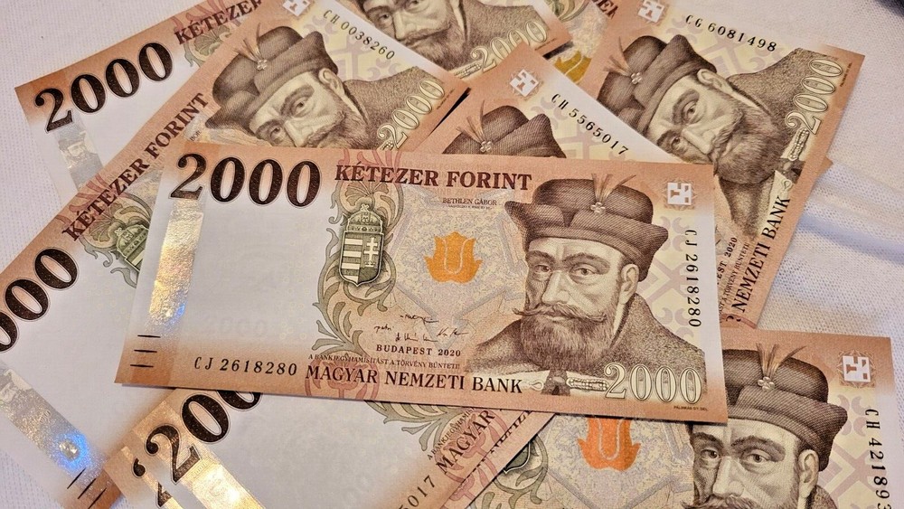 Hungary 2000 forint / Hungarian / 2000 HUF / banknote
