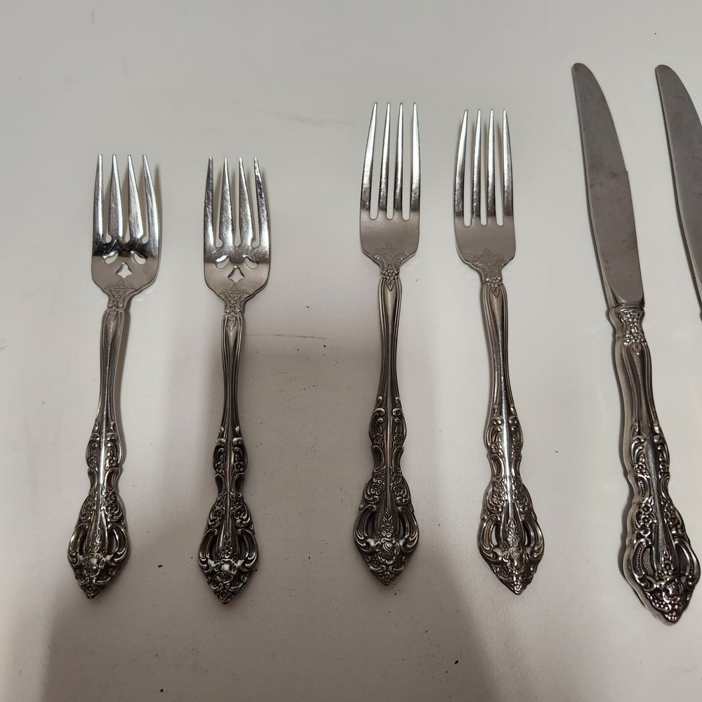 28 PC ONEIDA HEIRLOOM STAINLESS STEEL FLATWARE SILVERWARE & SERVING SET BH