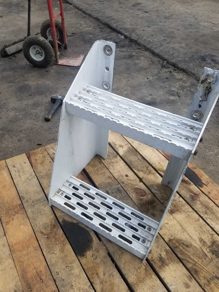 1998 INTERNATIONAL 9400 ALUMINUM STEP FRAME
