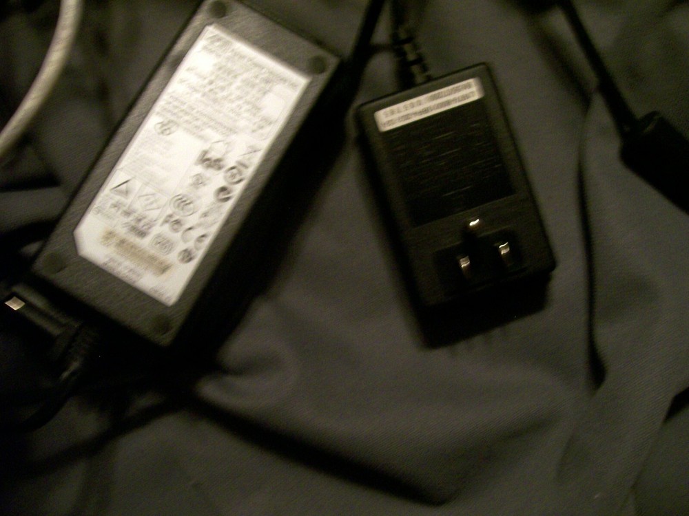 AVERMEDIA 300AF+ DOCUMENT CAMERA, CASE POWER SOURCE AND SOME CABLES NO REMOTE