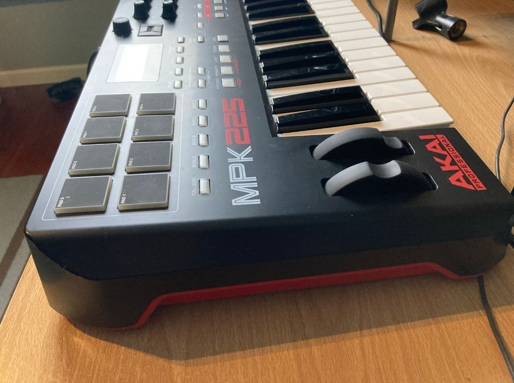 Akai MPK225 Keyboard Controller