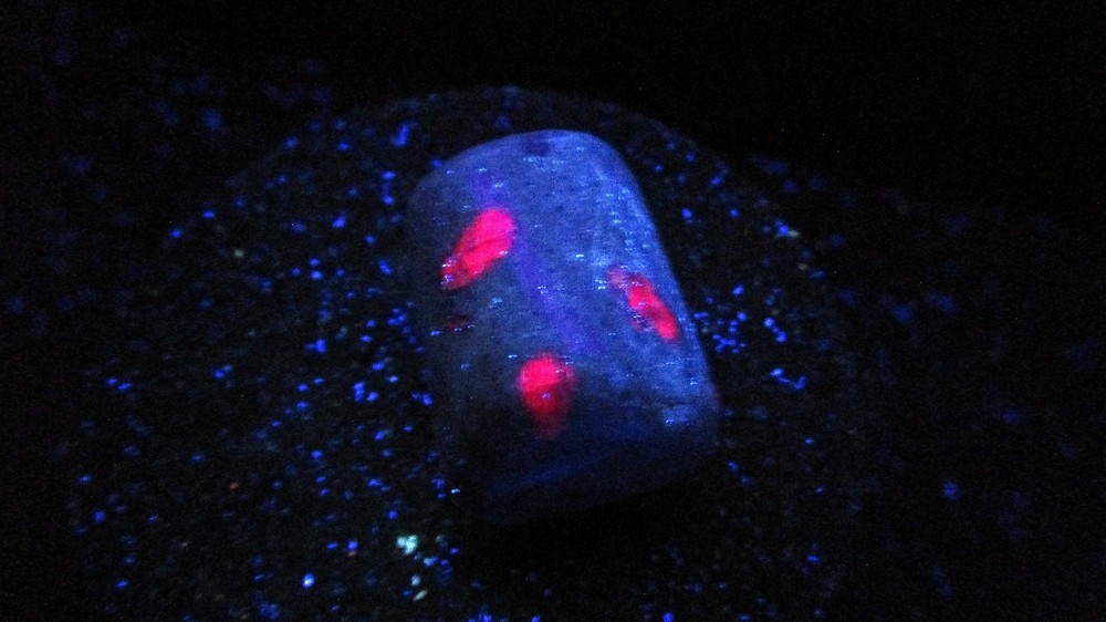 Natural Blacklight and Longwave UV Fluorescent Mineral Rock Ruby S61
