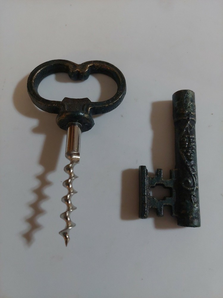 Solid Metal Key CORKSCREW