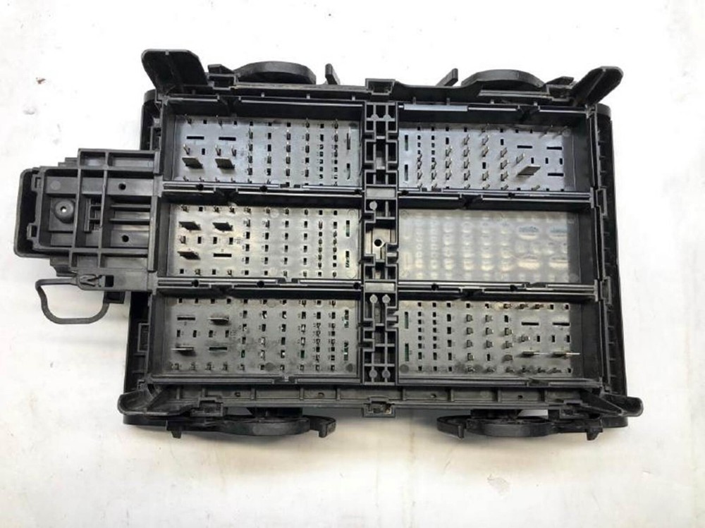 2014-2017 Chevy Silverado 1500 2500 Pickup Engine Fuse Box Relay Module