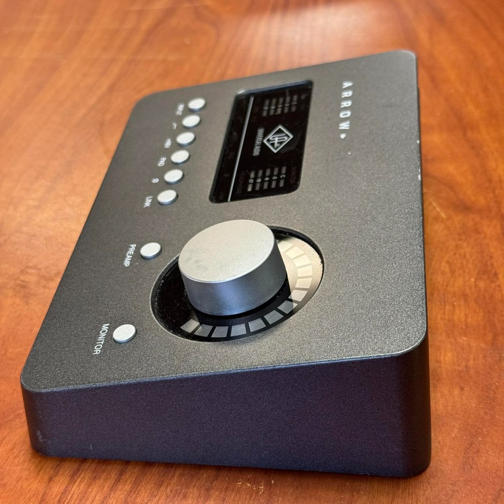 Universal Audio Arrow Thunderbolt Audio Interface with UAD-2 Solo Core *read*