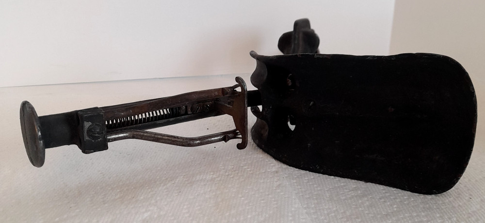 VINTAGE PRIMATIVE HOME CHERRY STONER TABLE MOUNT