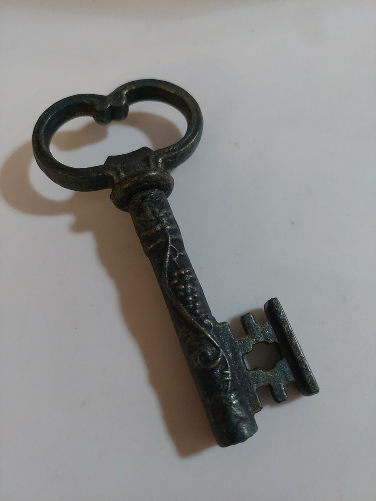 Solid Metal Key CORKSCREW
