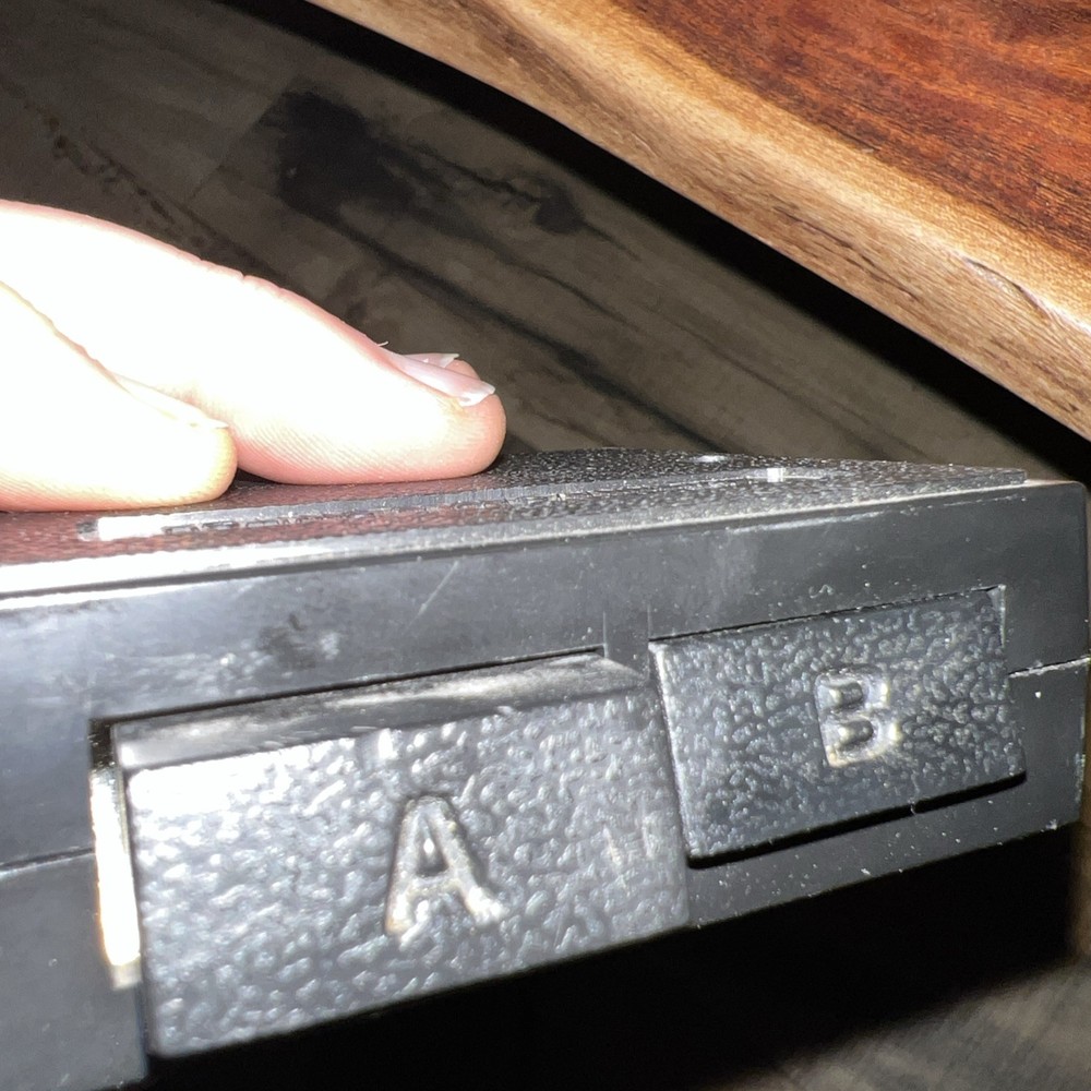 (HK) RADIO SHACK A & B PUSHBUTTON SWITCH TV ANTENNA CABLE SELECTOR