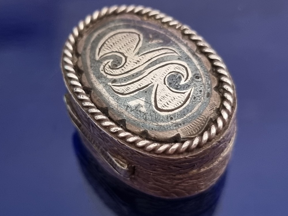 ANTIQUE NIELLO SAVAT SILVER 900 PILL BOX SNUFF BOX.