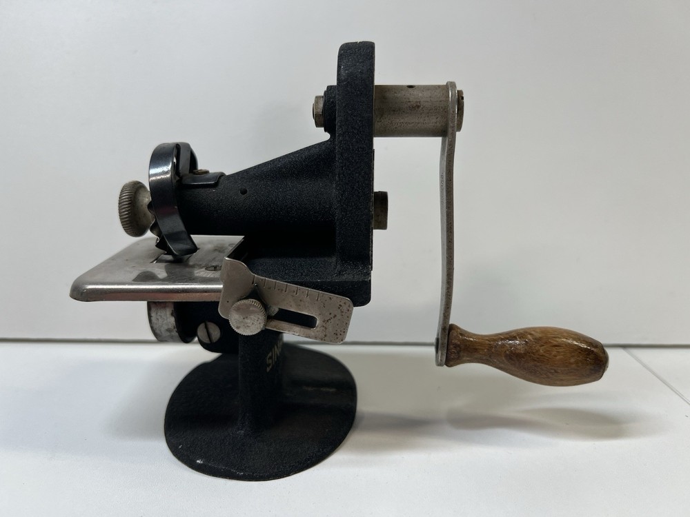 Singer Vintage Sewing Hand Crank Pinker Pinking Cast Iron Cutter Untested