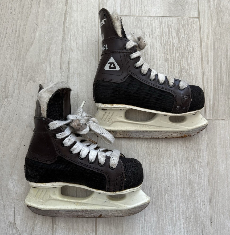 Ice Hockey Player Skates - DAOUST