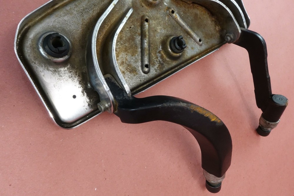 2000-2005 Harley Davidson Electra Glide RIGHT FRONT FOOT REST PEG STEP