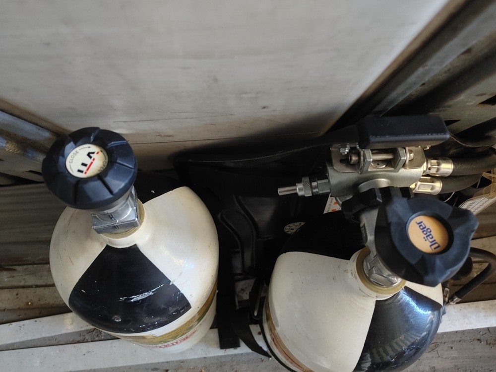 scuba diving oxygen tanks