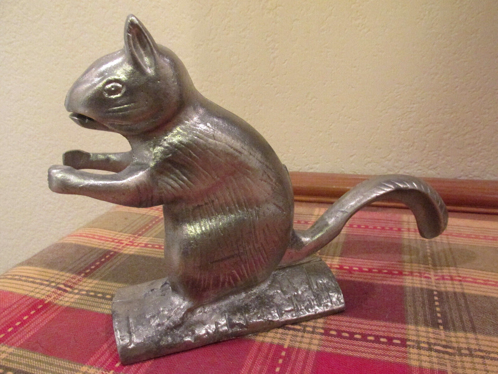 NUT CRACKER DAVY CRACKIT SILVER CAST METAL SQUIRREL TAIL LEVER OPENS MOUTH