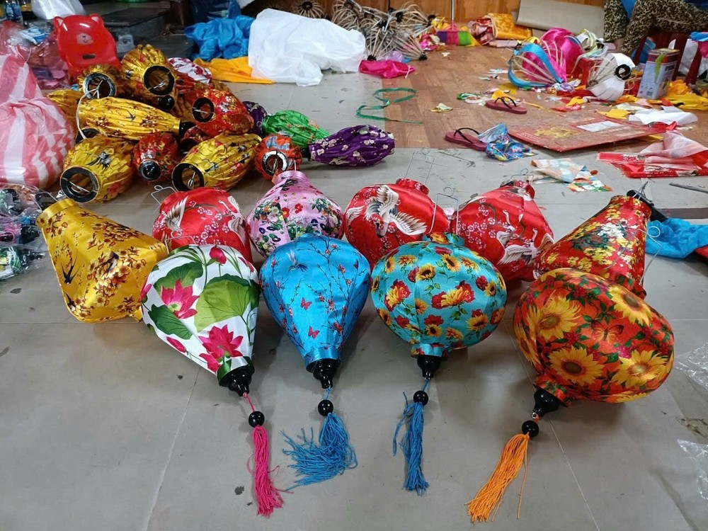 Word Vendor | Silk Lantern with Pattern | Handmade: with Bamboo and Silk